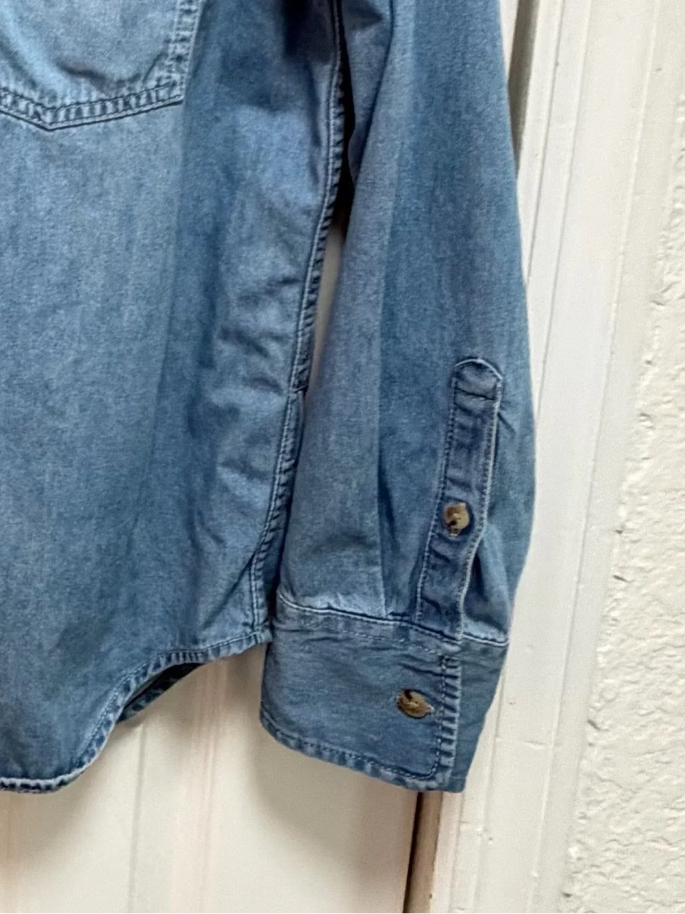 ✨ J.Crew Garçon Classic Fit Light Wash Denim Shirt – Size 6 ✨